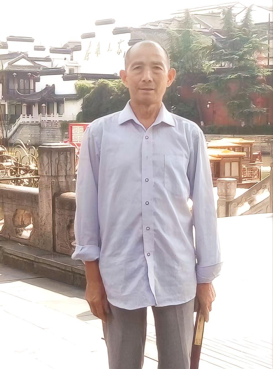 2018年王笃新在南京秦淮河前留影