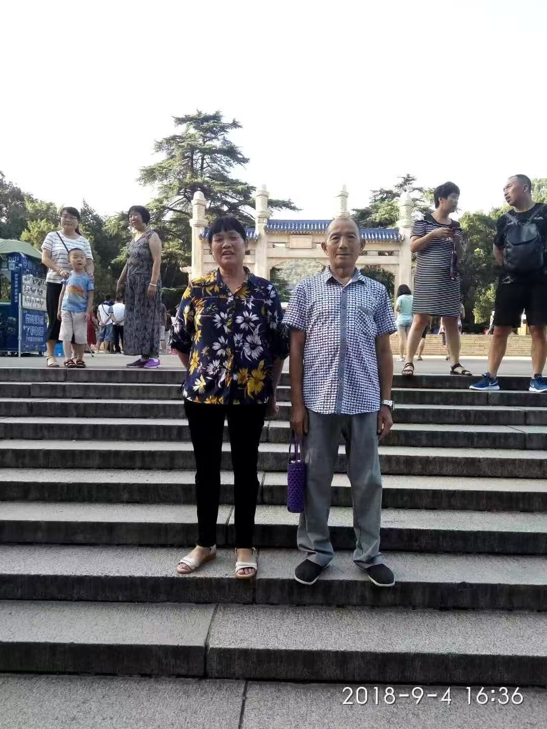 2018年王笃新与家人在南京中山陵前留影