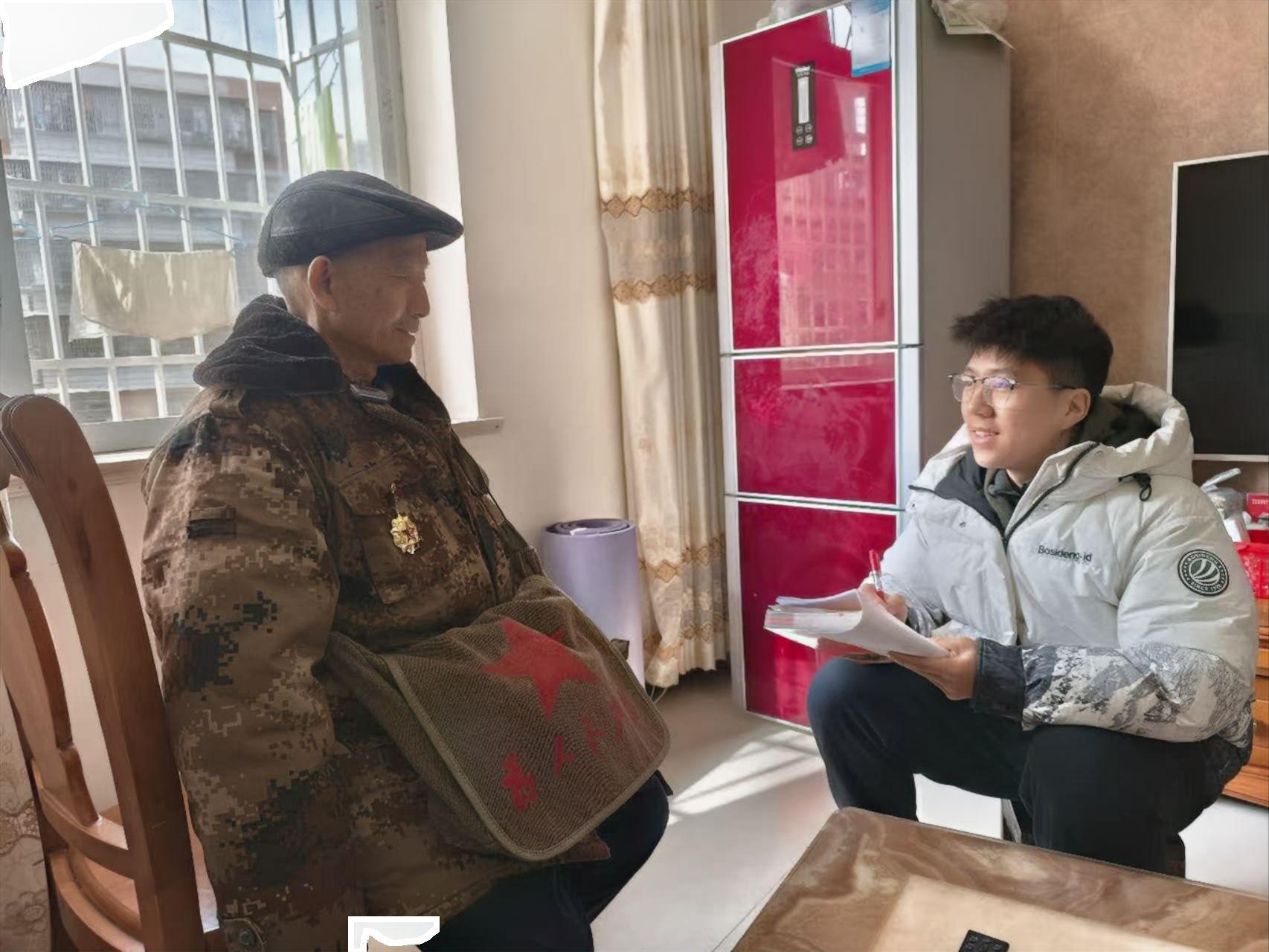 2025年王烙铭在家中采访王笃新